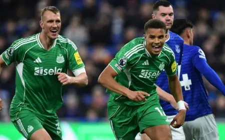 نيوكاسل يسجل أسرع هدف في الموسم ويكتسح إيفرتون في الدوري الإنجليزي