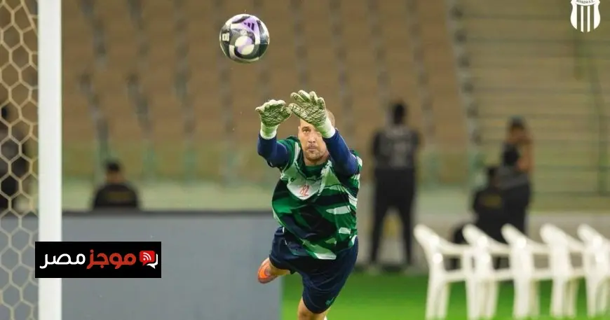 حارس نادي الرياض يتألق ويتصدى لهجمات الأهلي في الشوط الأول