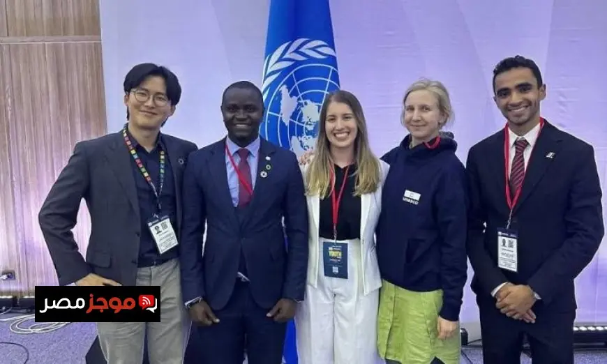 الطالب محمد نجيب من جامعة المنيا يرفع علم مصر في منتدى شباب اليونسكو بأوزبكستان