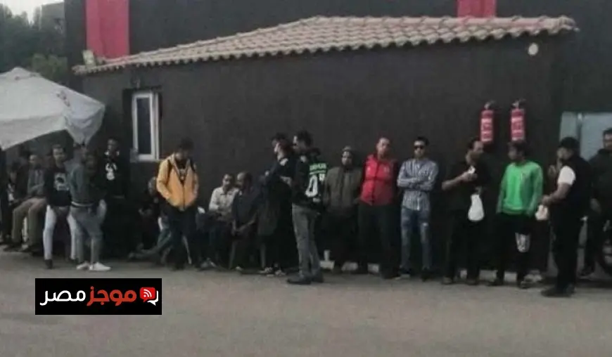 عمال الأهلي ينفذون وقفة احتجاجية للمطالبة بتحسين الرواتب تفاصيل كاملة