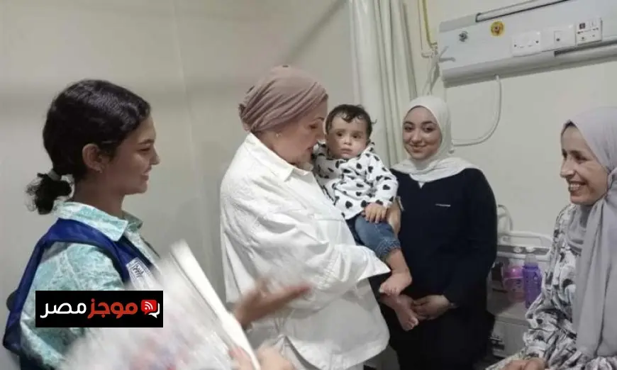 رئيسة المجلس القومي للطفولة تُسعد أطفال فلسطينيين في مستشفى العريش من خلال توزيع الهدايا