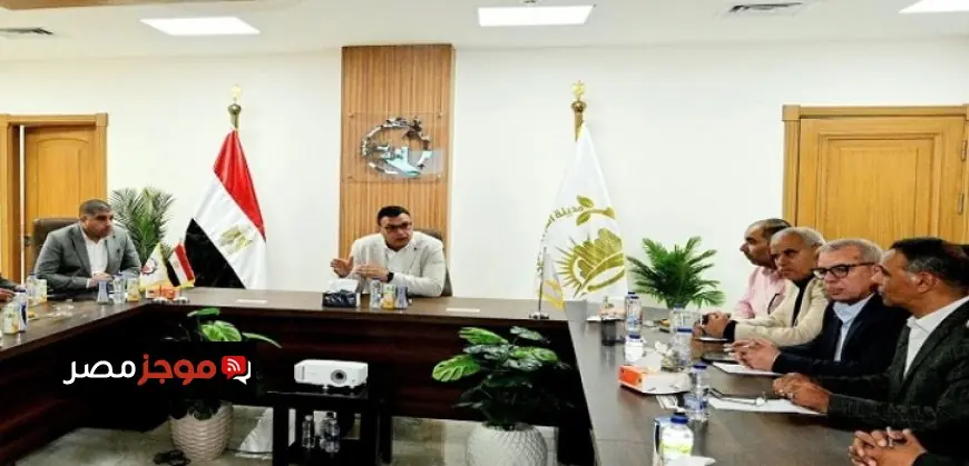 وزير الإسكان يناقش مشروعات مدينة العبور الجديدة في اجتماع هام بمقر الجهاز الإداري