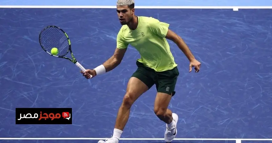 كارلوس ألكاراز يحقق انتصارًا مثيرًا في البطولة الختامية للتنس