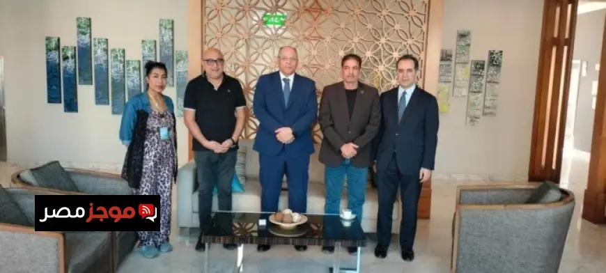 السفير المصري بالكويت يزور بعثة فراعنة الشطرنج ويطمئن على مشاركتهم في البطولة العربية