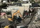 الاحتلال ي demolish منشأة تجارية في حزما شمال القدس ويترك العشرات مصابين بالاختناق