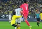 نواف العقيدي حارس النصر يتسبب في إصابة لاعب الأخدود بكسر في القفص الصدري