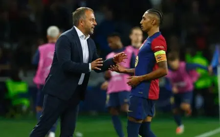 رافينيا يحتضن هانزي فليك في لحظة إنسانية مؤثرة بعد مباراة برشلونة ألافيس