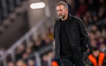 فليك يعلن تفاصيل حالة بيدري وأولمو ويثني على روح قتالية لاعبي برشلونة