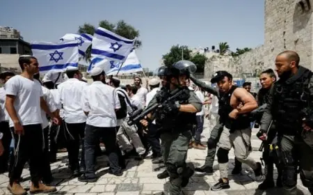 مستوطنون يقتحمون باحات الأقصى واعتقال 16 فلسطينيا من الضفة الغربية