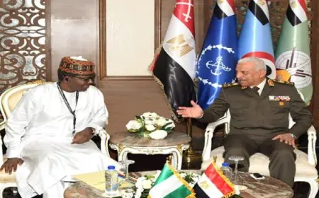 وزير الدفاع ورئيس الأركان يتناقشان مع قادة الوفود العسكرية في إيديكس 2025 لتعزيز التعاون الأمني