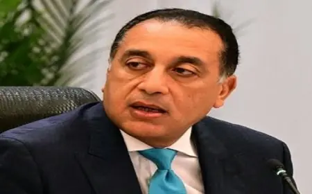 رئيس الوزراء يراقب آخر مستجدات حريق سوق الخواجات في المنياء