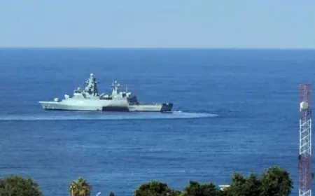 سفينة بريطانية قبالة سواحل اليمن ترصد تبادل لإطلاق النار مع زوارق صغيرة