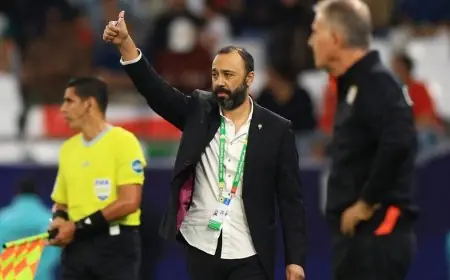 السكتيوي يثني على لاعبي المغرب لتجاوزهم طرد حمد الله في مباراة عمان