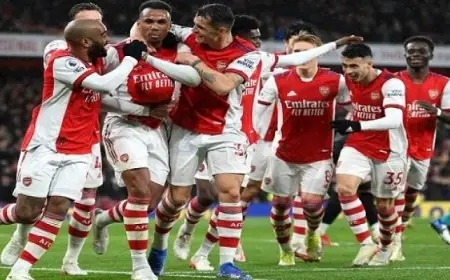 أرسنال يسعى للحفاظ على صدارة الدوري الإنجليزي أمام أستون فيلا في مباراة مثيرة