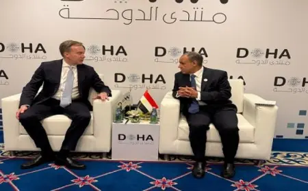 وزير الخارجية يجتمع برئيس المنتدى الاقتصادي العالمي لتعزيز التعاون الدولي