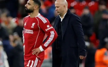 سلوت يتمسك بقوة بقرار إبقاء صلاح على دكة البدلاء في مواجهة ليدز يونايتد