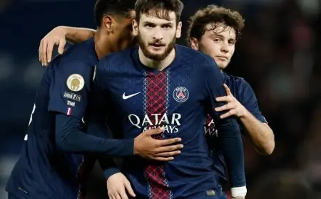 كفاراتسخيليا يتألق ويقود باريس سان جيرمان لتحقيق انتصار ساحق على رين في الدوري الفرنسي