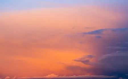 طيار يلتقط لحظات ساحرة لبزوغ الفجر في سماء ميونيخ المليئة بالضباب