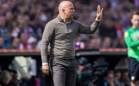 سلوت يدعو لوقف صلاح ويعقد اجتماعاً عاجلاً في ليفربول عقب تصريحاته المثيرة