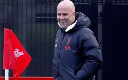 سلوت يعبر عن دهشته من تصريحات صلاح ويكشف عن عدم معرفته بمشاركة اللاعب في مباراته الأخيرة مع ليفربول