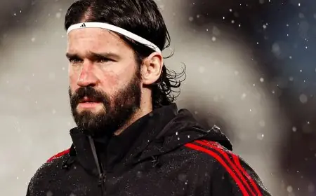 أليسون حارس مرمى ليفربول يدافع عن سلوت وينتقد صديقه الأسطورة محمد صلاح