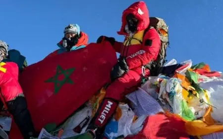 امرأة مغربية تتجاوز حدود العمر وتصل إلى أصعب القمم الجبلية