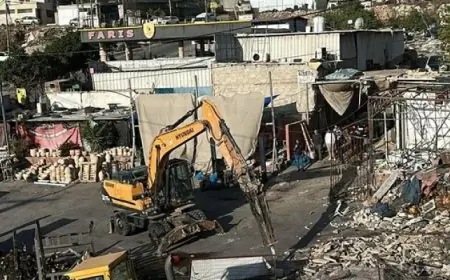 الاحتلال ي demolish منشأة تجارية في حزما شمال القدس ويترك العشرات مصابين بالاختناق
