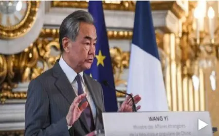 وزير الخارجية الصيني يشدد على أهمية تعزيز التعاون المستمر مع بريطانيا