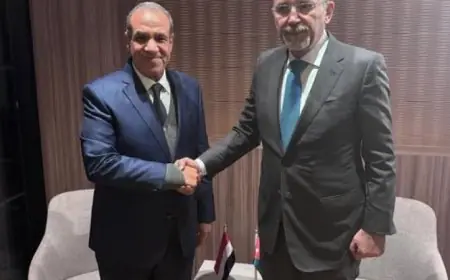 عبد العاطي ونظيره الأردني يتبادلان الآراء في برشلونة حول القضايا الإقليمية والدولية