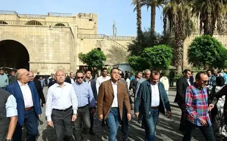 رئيس الوزراء يجري جولة تفقدية في منطقة مسجد الحاكم بأمر الله ويستعرض مشروع بوتيك أوتيل بالصور