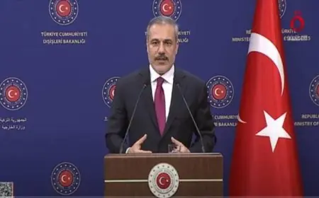 وزير الخارجية التركي يتحدث مع رئيس البرلمان الإيراني خلال زيارته لطهران