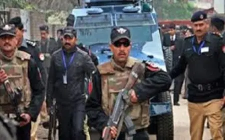 مقتل 7 شرطيين وإصابة آخرين في تفجير انتحاري شمال غرب باكستان