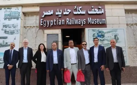 رئيس السكة الحديد يلتقي رئيسة الخدمات بشركة عالمية لبحث تطوير صيانة الجرارات