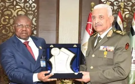 وزير الدفاع ورئيس الأركان يعقدان لقاءات مع قادة الوفود العسكرية في ايديكس 2023