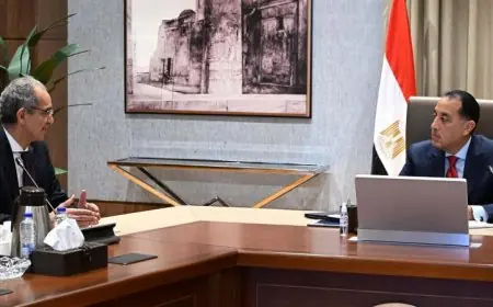 رئيس الوزراء يعقد اجتماعاً مع وزير الاتصالات لمناقشة آخر تطورات مشاريع الوزارة