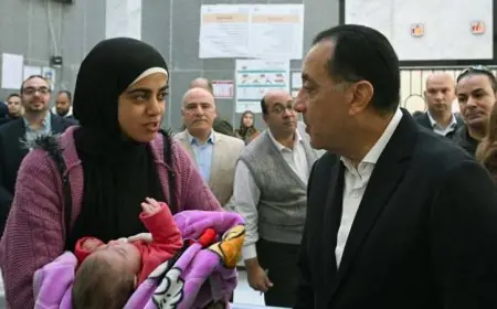 مدبولي يتفاعل مع المواطنين أثناء زيارة مركز طب الأسرة في طحانوب