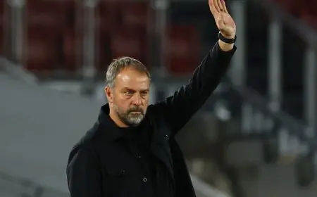 فليك يحتفل بنجاح لاماسيا ويطرح تساؤلات حول مستقبل قائد برشلونة