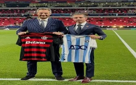 ممدوح عيد يتبادل الهدايا التذكارية مع مسؤولي فلامنجو قبيل نصف نهائي كأس القارات للأندية