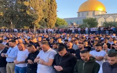 آلاف المصلين يتوافدون لأداء صلاة الجمعة في المسجد الأقصى