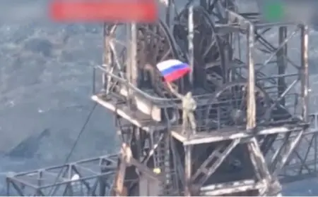 القوات الروسية تسيطر على دميتروف في دونيتسك الشعبية وترفع العلم الروسي