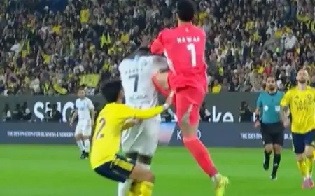 نواف العقيدي حارس النصر يتسبب في إصابة لاعب الأخدود بكسر في القفص الصدري