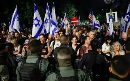 مظاهرات حاشدة أمام منزل نتنياهو احتجاجا على سياسة حكومته وزيارته المقررة إلى واشنطن
