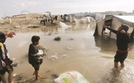 أمطار غزيرة ت inundate خيام النازحين في غزة والرياح تتسبب في تدمير مئات الخيام الأخرى