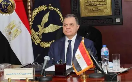 وزير الداخلية يقدم التهاني لقيادات وضباط وجنود الشرطة بمناسبة العام الميلادي الجديد