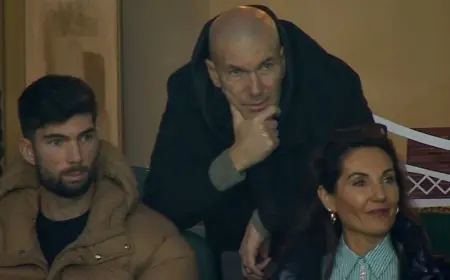 زين الدين زيدان يتواجد في المدرجات لدعم نجله خلال مباراة الجزائر وبوركينا فاسو