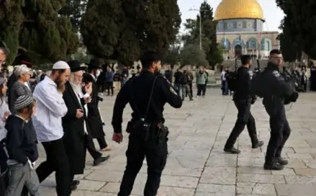 مستوطنون يقتحمون باحات المسجد الأقصى ويثيرون التوتر في القدس