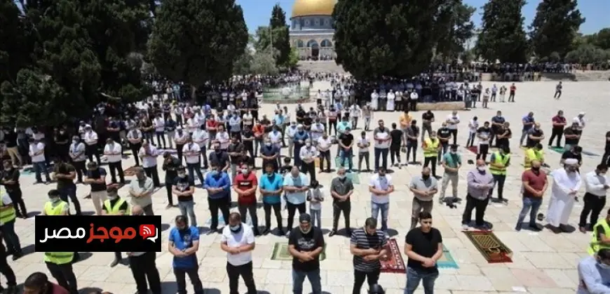 عشرات الآلاف من المصلين يحيون صلاة الجمعة في المسجد الأقصى المبارك