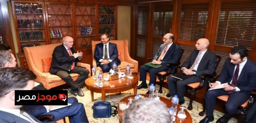 وزير الخارجية يلتقي البروفيسور فولكر كاودر في جامعة جيسن الألمانية لتعزيز العلاقات الأكاديمية