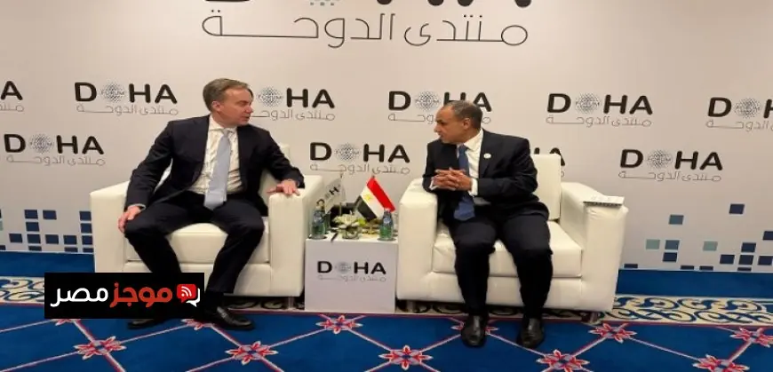 وزير الخارجية يجتمع برئيس المنتدى الاقتصادي العالمي لتعزيز التعاون الدولي
