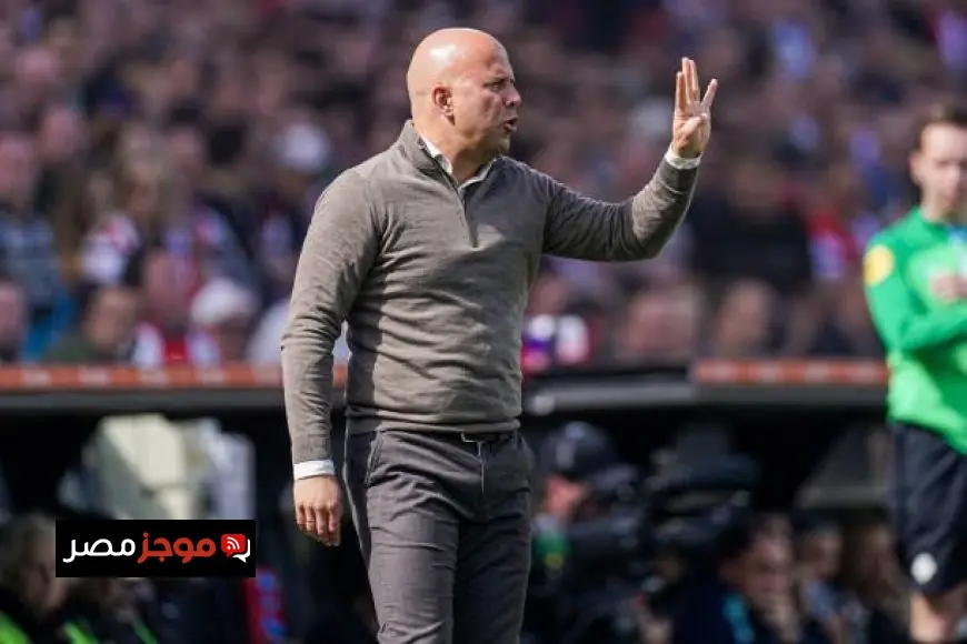 سلوت يدعو لوقف صلاح ويعقد اجتماعاً عاجلاً في ليفربول عقب تصريحاته المثيرة